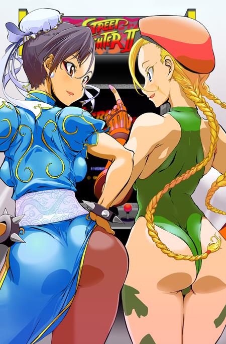Street Fighter Masters Cammy vs Chun-Li #1 Cover D Mondo 1:5 Incentive Variant featuring Chun-Li in her blue outfit and Cammy in her green outfit and red beret, looking back at each other in front of a Street Fighter II arcade machine.